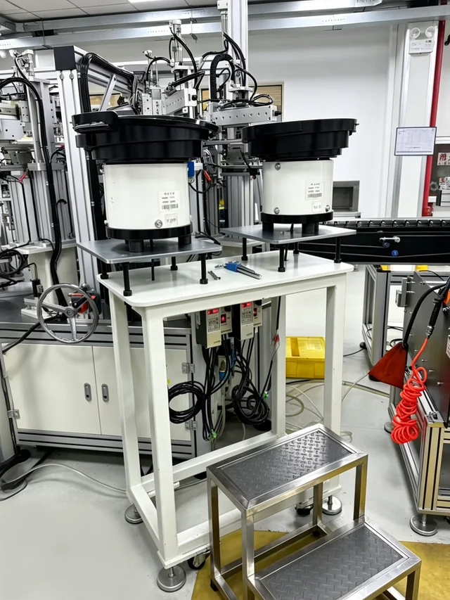 Automatic component feeding and assembly station